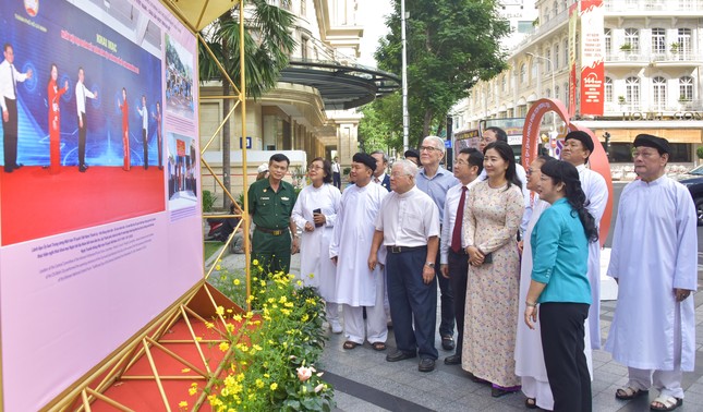 Bà Trần Kim Yến cùng các đại biểu tham quan