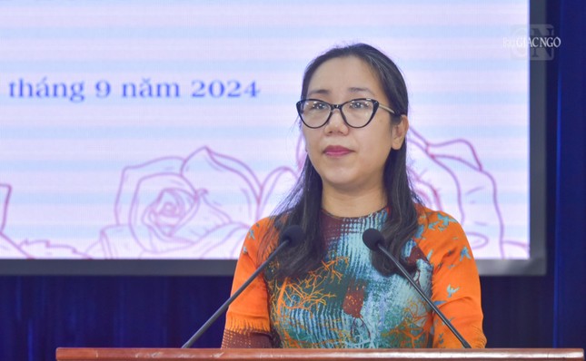 Trưởng ban Tuyên giáo - Đối ngoại Ủy ban MTTQVN TP.HCM Hoàng Mai Quỳnh Hoa giới thiệu về chương trình Đại hội đại biểu MTTQVN TP.HCM lần thứ XII