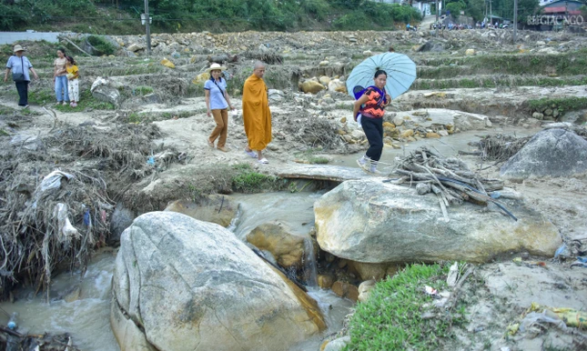 Các thành viên trong đoàn đến thăm nhà chị Cứ Thị Chinh tại thôn Phìn Páo, tỉnh Lào Cai