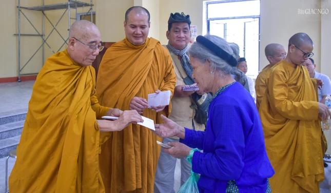 Hòa thượng Thích Minh Lộc trao quà đến một cụ già tại xã An Phú, H.Lục Yên, tỉnh Yên Bái