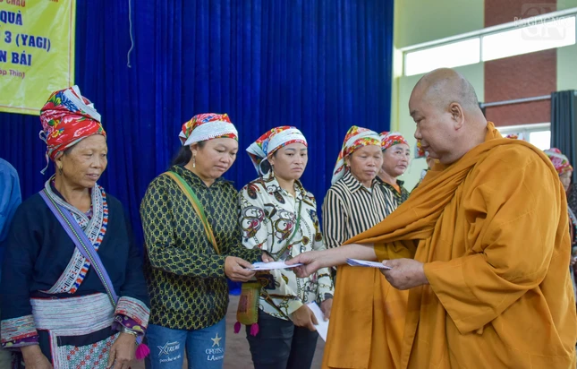 Trao quà đến người dân