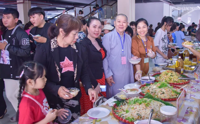 Ni sư Thích nữ Như Tiên cùng với các món chay do Phật tử chùa Giác Chơn thực hiện