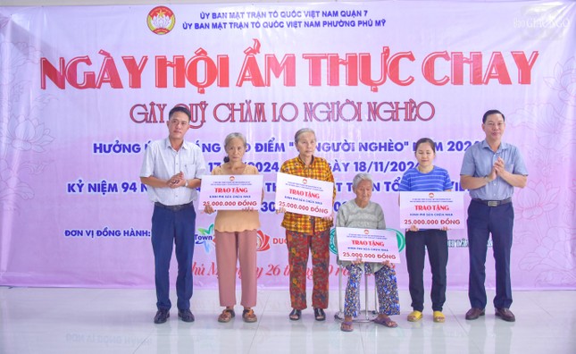 Chương trình trao tặng kinh phí sửa chữa nhà đến 4 hộ dân khó khăn trên địa bàn Chương trình trao tặng kinh phí sửa chữa nhà đến 4 hộ dân khó khăn trên địa bàn