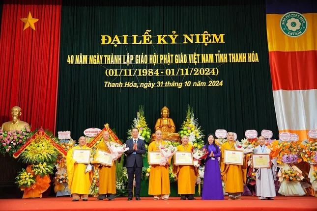 Nhận Bằng khen từ lãnh đạo chính quyền