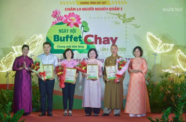 Thượng tọa Thích Minh Quang đại diện tập thể Ban Trị sự GHPGVN Q.1 và các tự viện trên địa bàn nhận thư cảm ơn của Ban Tổ chức