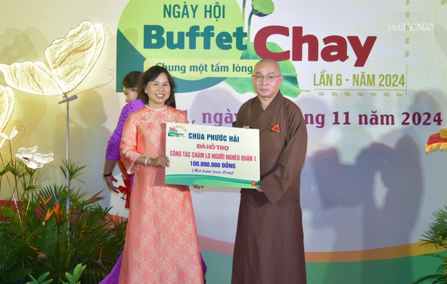 Đại đức Thích Minh Thông, trụ trì chùa Phước Hải (Q.1) ủng hộ 100 triệu đồng cho chương trình Đại đức Thích Minh Thông, trụ trì chùa Phước Hải (Q.1) ủng hộ 100 triệu đồng cho chương trình