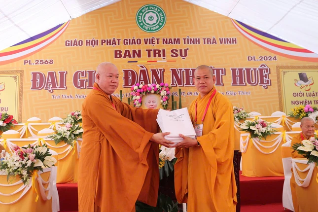 Trao đề thi đến Ban Thư ký