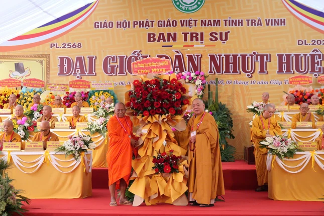 Trưởng lão Hòa thượng Thích Thiện Pháp trao lẵng hoa chúc mừng của Ban Thường trực Hội đồng Trị sự đến Ban Trị sự GHPGVN tỉnh Trà Vinh