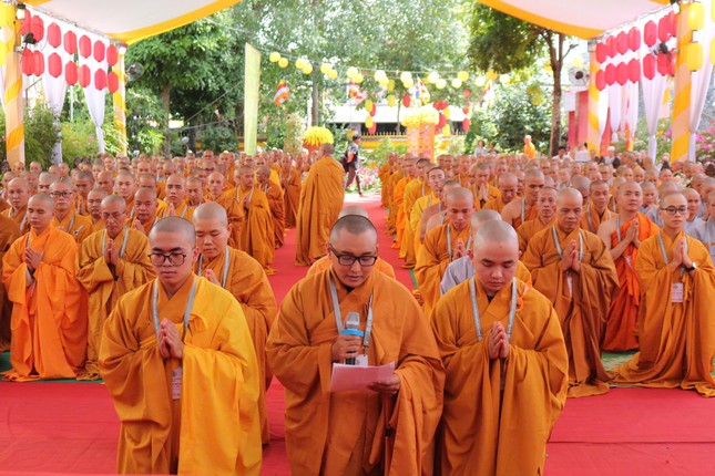 Đại diện các giới tử dâng lời tri ân