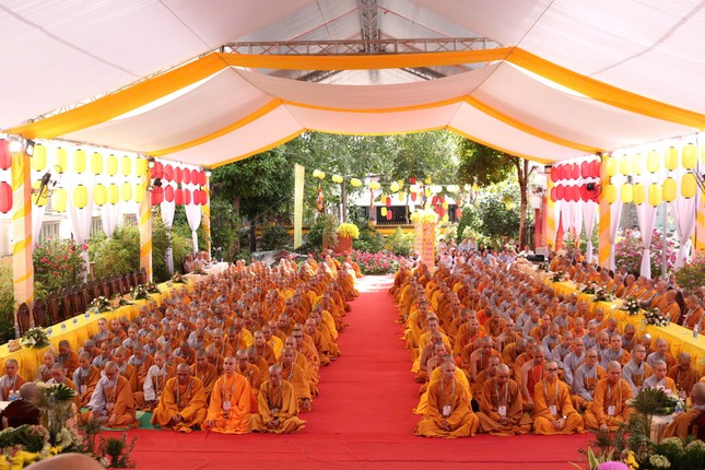 Các tân giới tử thọ lãnh lời giáo huấn của chư tôn đức