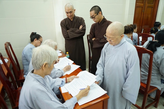 Chư tôn đức Ban Giám khảo giám sát, hỗ trợ các thí sinh trong quá trình diễn ra cuộc thi, đảm bảo các thí sinh nghiêm túc làm bài để đạt kết quả tốt nhất