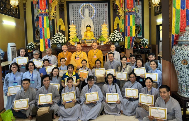 Các thí sinh được chư tôn đức Ban Tổ chức trao tặng giấy chứng nhận hoàn thành kỳ thi lần này trong sáng cùng ngày