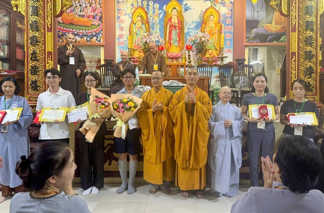 Sau khi kết thúc cuộc thi, chư tôn đức đại diện Ban Tổ chức Hội thi giáo lý Phật tử 2024 và Ban Trị sự GHPGVN Q.7 trao tặng phần thưởng và giấy chứng nhận đến thí sinh đạt số điểm cao