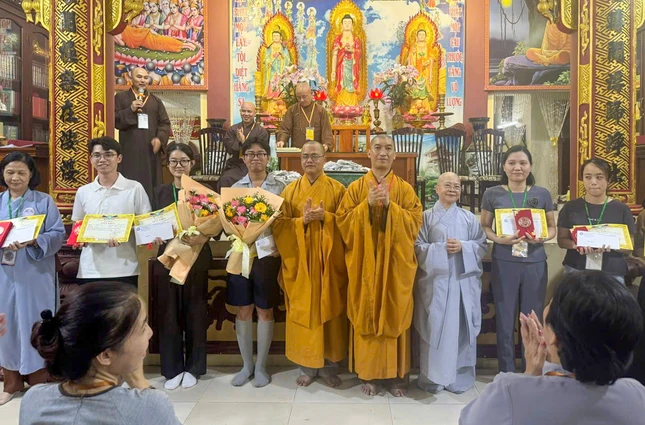 Sau khi kết thúc cuộc thi, chư tôn đức đại diện Ban Tổ chức Hội thi giáo lý Phật tử 2024 và Ban Trị sự GHPGVN Q.7 trao tặng phần thưởng và giấy chứng nhận đến thí sinh đạt số điểm cao