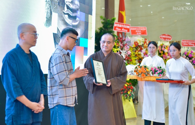 Thượng tọa Thích Tâm Hải trao thư cảm ơn