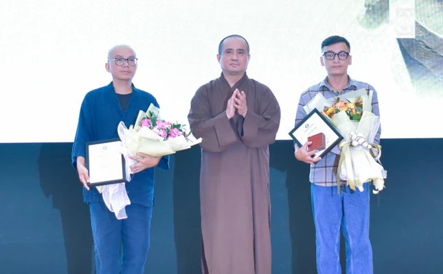 Thượng tọa Thích Tâm Hải tặng hoa, quà lưu niệm đến nhà thiết kế Nguyên Hải và Phạm Âm