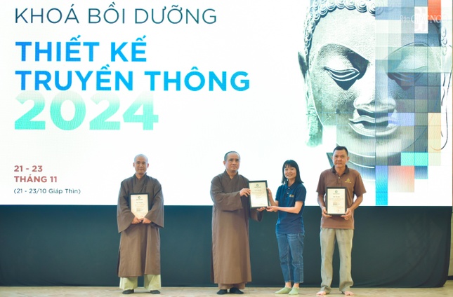 Đại diện các tập thể có nhiều đóng góp cho khóa học