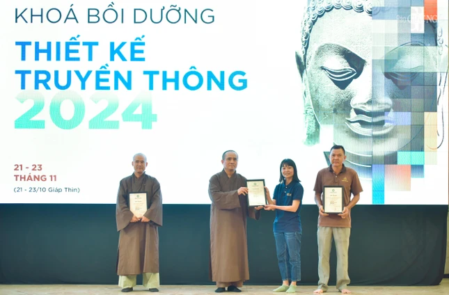 Đại diện các tập thể có nhiều đóng góp cho khóa học