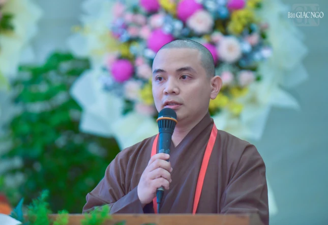 Đại đức Thích Nguyện Truyền báo cáo tổng kết Khóa bồi dưỡng thiết kế truyền thông năm 2024