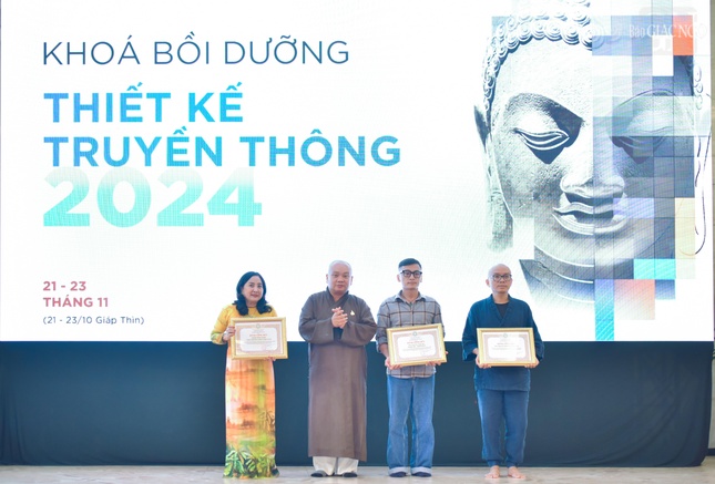 ... và trao tặng Bằng công đức đến các cá nhân