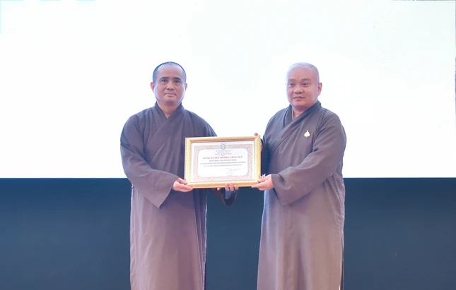 Thượng tọa Thích Trung Nguyện trao Bằng tuyên dương công đức của Ban Thường trực Ban Trị sự GHPGVN TP.HCM đến Ban Thông tin - Truyền thông Phật giáo Thành phố