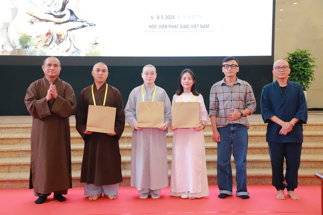 Trao phần thưởng đến các cá nhân đã có sản phẩm thiết kế chất lượng trong buổi học của khóa bồi dưỡng - Ảnh: Trung Thắng