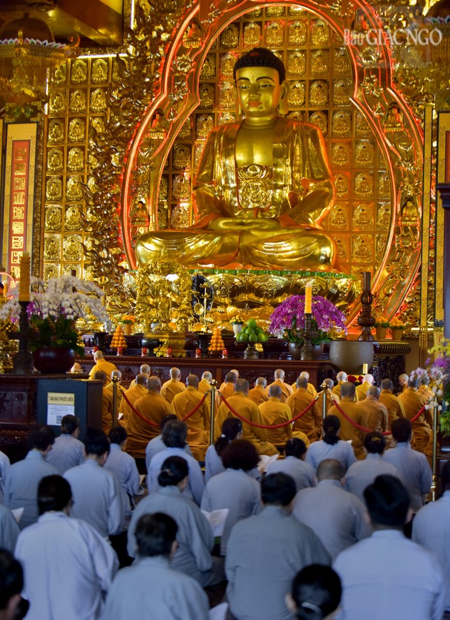 Chư Tăng, Phật tử tụng kinh tại chánh điện Việt Nam Quốc Tự