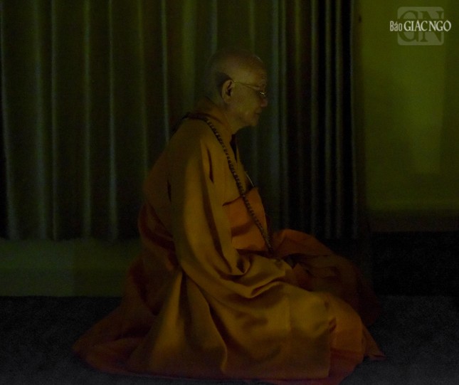 Trưởng lão Hòa thượng Thích Minh Thông, Phó Thư ký Hội đồng Chứng minh, Chứng minh Ban Trị sự GHPGVN TP.HCM, hành giả tham dự Tuần huân tu tại Việt Nam Quốc Tự đang thiền tọa tại liêu phòng