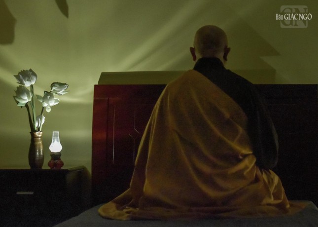 Hành giả vào thời khóa thiền tọa trước khi chỉ tịnh (nghỉ ngơi), kết thúc một ngày trong Tuần huân tu tập trung tại Việt Nam Quốc Tự