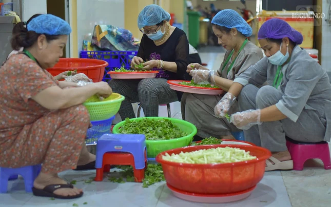 Thức ăn phần lớn là các loại rau xanh, đảm bảo sức khỏe cho các hành giả