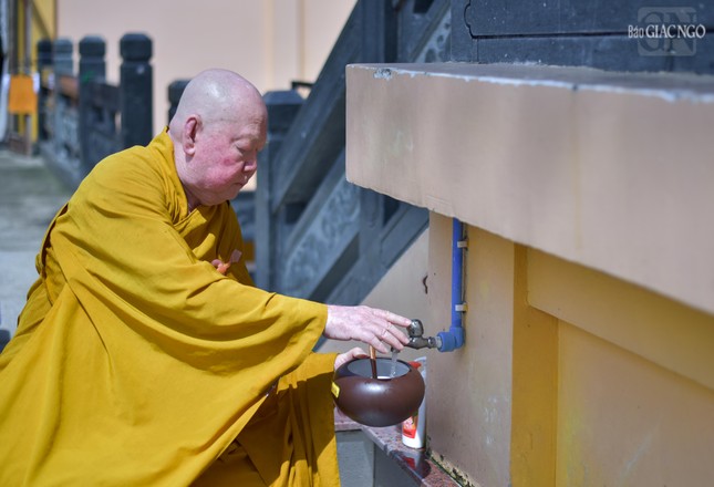 Hòa thượng Thích Duy Trấn rửa bát sau khi thọ trai