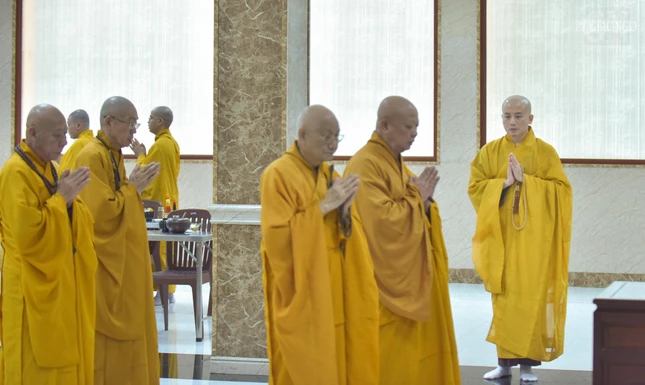 Sau khi dùng cơm xong, đại chúng kinh hành, niệm Phật trong chánh niệm...