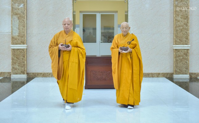 Trưởng lão Hòa thượng Thích Minh Thông và Hòa thượng Thích Lệ Trang tiến vào trai đường sau khi nhận phần thức ăn của mình