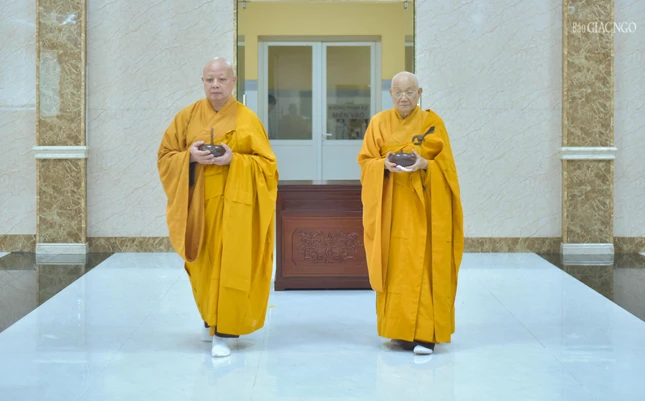 Trưởng lão Hòa thượng Thích Minh Thông và Hòa thượng Thích Lệ Trang tiến vào trai đường sau khi nhận phần thức ăn của mình