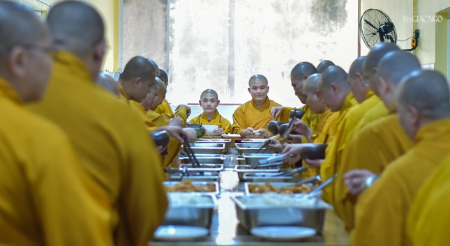 Thức ăn được chế biến cẩn thận, đảm bảo sức khỏe cho các hành giả khi thọ dụng
