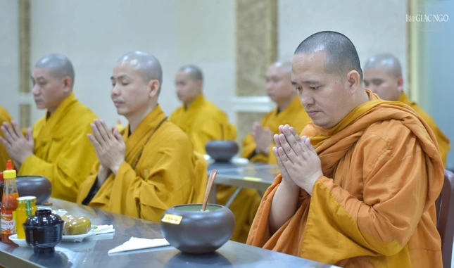 Khi nhận thức ăn, nguyện cho chúng sanh, ăn bằng thiền duyệt, tràn đầy an vui