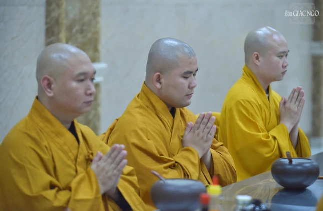 ...thể hiện tinh thần bố thí, san sẻ thực phẩm cho các loài quỷ thần được no đủ