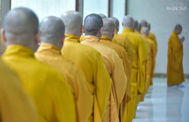 Đại chúng kinh hành, niệm Phật sau khi dùng cơm