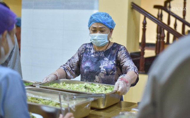 Một Phật tử đang chuẩn bị thức ăn