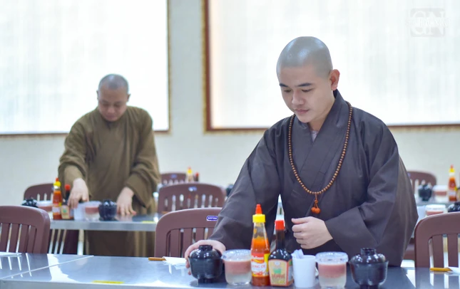 Chư Tăng Ban Hành đường chuẩn bị sắp xếp thức ăn trước khi bước vào nghi thức Quá đường