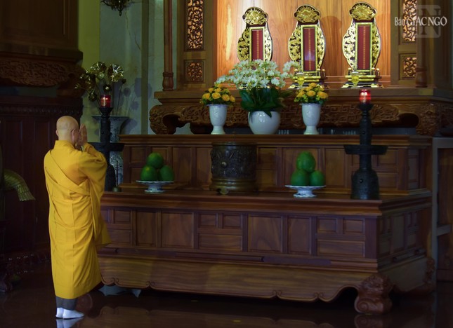 Thượng tọa Thích Thiện Quý đảnh lễ chư vị Tổ sư tại Tổ đường Việt Nam Quốc Tự