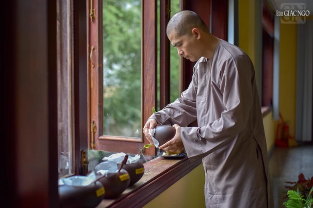 Một hành giả đang lau bát sau khi phơi khô