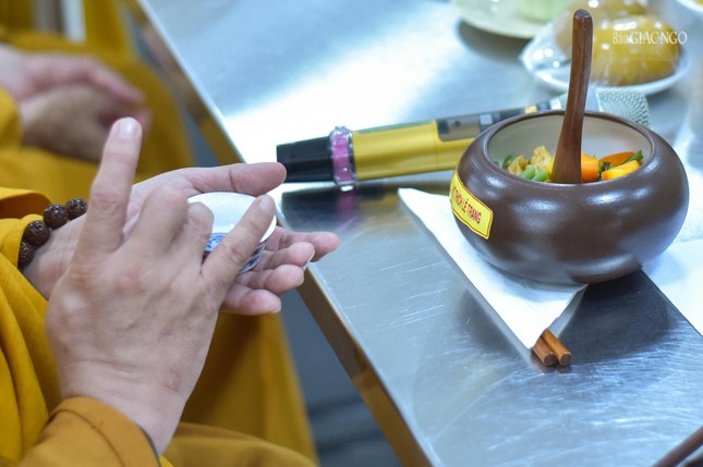 Nghi thức cúng đại bàng hay còn gọi là xuất sanh (xuất cho chúng sanh) là một phần quan trọng trong thời Quá đường...