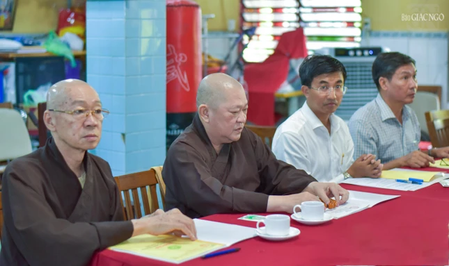 Chư tôn đức Thường trực Ban Trị sự Q.8 và đại diện chính quyền tham dự