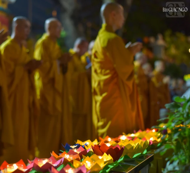 Hàng trăm ngọn nến thắp lên tưởng niệm hạnh nguyện cao cả của Đức Phật A Di Đà nhân ngày vía của Ngài, 17-11 ÂL