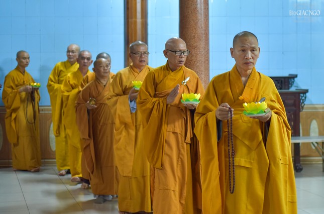 Thượng tọa Thích Minh Quang hướng dẫn chư Tăng, Phật tử thiền hành, niệm Phật