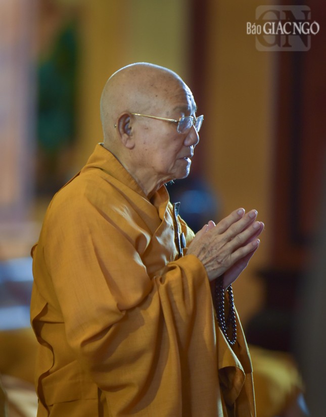 Dù đã 80 tuổi nhưng Trưởng lão Hòa thượng Thích Minh Thông vẫn tinh cần tham dự đầy đủ các thời khóa cùng với đại chúng