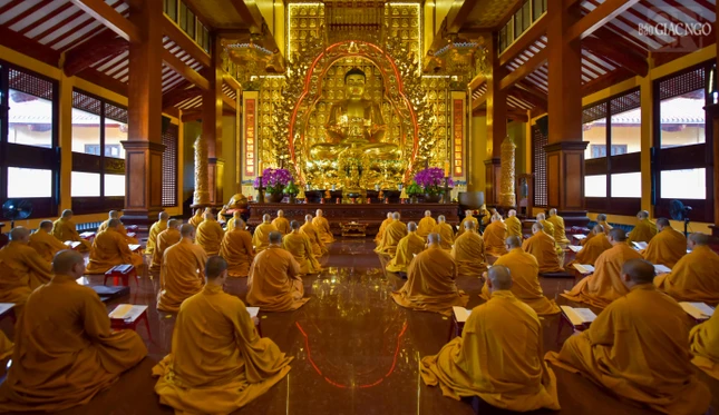 Chư Tăng thực hành thời khóa tụng kinh chiều tại chánh điện Việt Nam Quốc Tự Chư Tăng thực hành thời khóa tụng kinh chiều tại chánh điện Việt Nam Quốc Tự