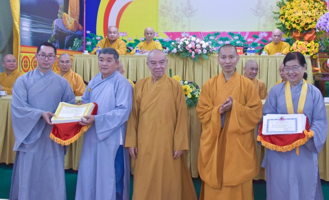 Trao phần thưởng đến Phật tử tiêu biểu dự thi Hội thi giáo lý cấp Thành phố và quận