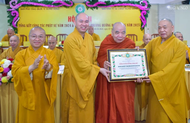 Trao Bằng tuyên dương công đức đến tập thể Ban Phật giáo Quốc tế T.Ư